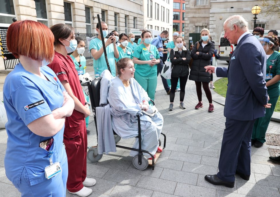 Princ Charles navštívil nemocnici sv. Bartoloměje, kde byl hospitalizován jeho otec Philip.