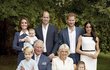 Vévodkyně Kate (36) Princ Louis (6 měs.) Princ William (36) Princ Harry (34) Vévodkyně Meghan (37) Princ George (5) Princ Charles (70) Vévodkyně Camilla (71) Princezna Charlotte (3)