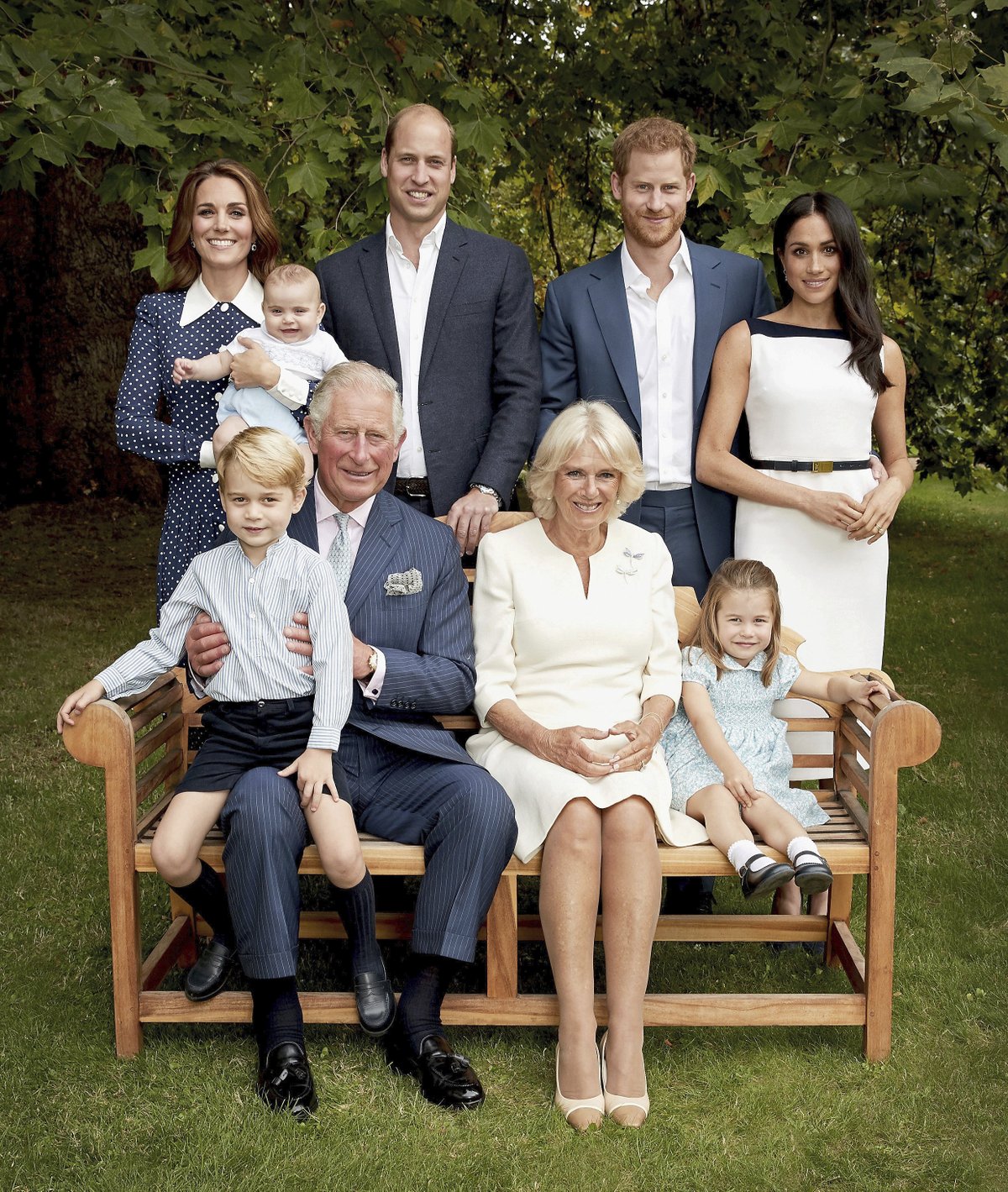 Vévodkyně Kate (36) Princ Louis (6 měs.) Princ William (36) Princ Harry (34) Vévodkyně Meghan (37) Princ George (5) Princ Charles (70) Vévodkyně Camilla (71) Princezna Charlotte (3)