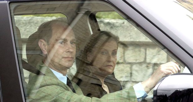 Princ Edward se svou manželku Sophii přijel za královnou Alžbětou na hrad Windsor.
