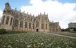 Princ Edward, hraběnka z Wessexu a Lady Louse Windsorská si ve Windsoru přišli prohlédnout věnce a květiny pro zesnulého Philipa, které leží před kaplí svatého Jiří.