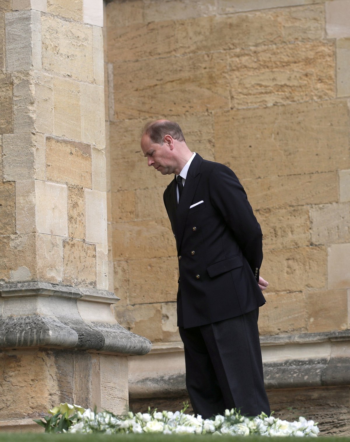 Princ Edward, hraběnka z Wessexu a Lady Louse Windsorská si ve Windsoru přišli prohlédnout věnce a květiny pro zesnulého Philipa, které leží před kaplí svatého Jiří.