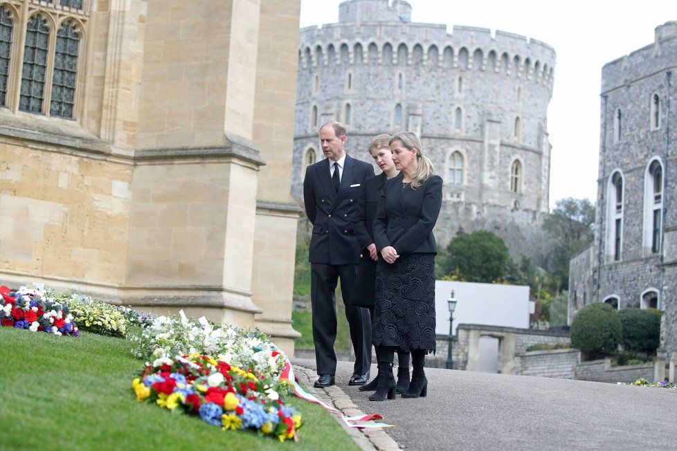 Princ Edward, hraběnka z Wessexu a Lady Louse Windsorská si ve Windsoru přišli prohlédnout věnce a květiny pro zesnulého Philipa, které leží před kaplí svatého Jiří.