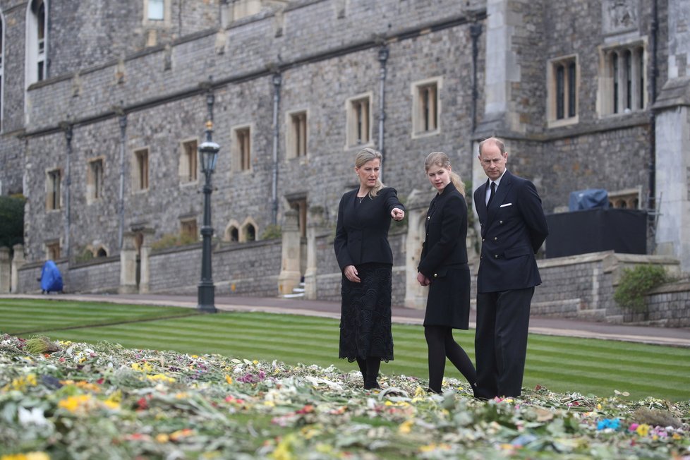 Princ Edward, hraběnka z Wessexu a Lady Louise Windsorská si ve Windsoru přišli prohlédnout věnce a květiny pro zesnulého Philipa, které leží před kaplí svatého Jiří.