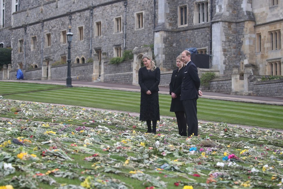Princ Edward, hraběnka z Wessexu a Lady Louise Windsorská si ve Windsoru přišli prohlédnout věnce a květiny pro zesnulého Philipa, které leží před kaplí svatého Jiří.