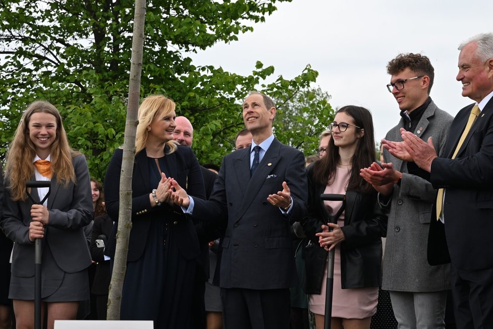 Princ Edward ve Vestci zasadil poslední strom Aleje prince Philipa – na otcovu počest (24. 5. 2023).