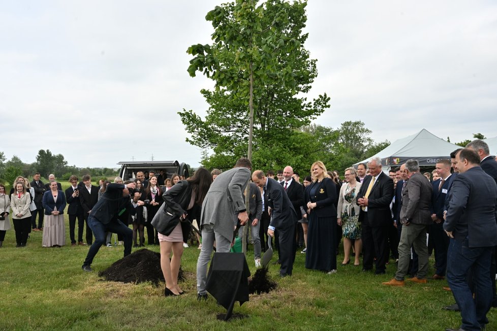 Princ Edward ve Vestci zasadil poslední strom Aleje prince Philipa - na otcovu počest (24. 5. 2023).