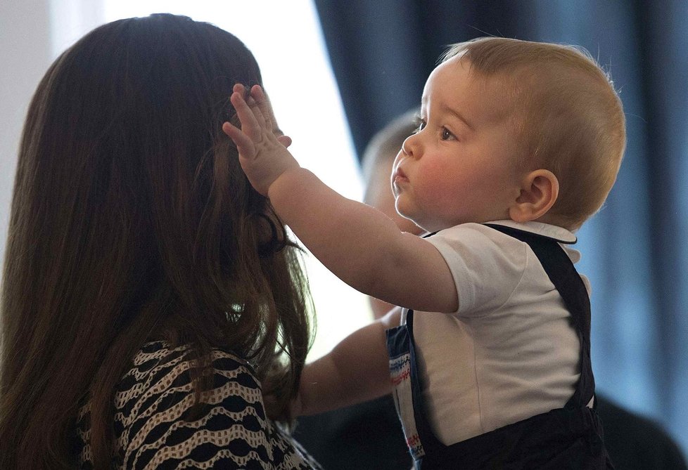 Malý George má mámu Kate opravdu rád. Na návštěvě na Novém Zélandu ji hladil.