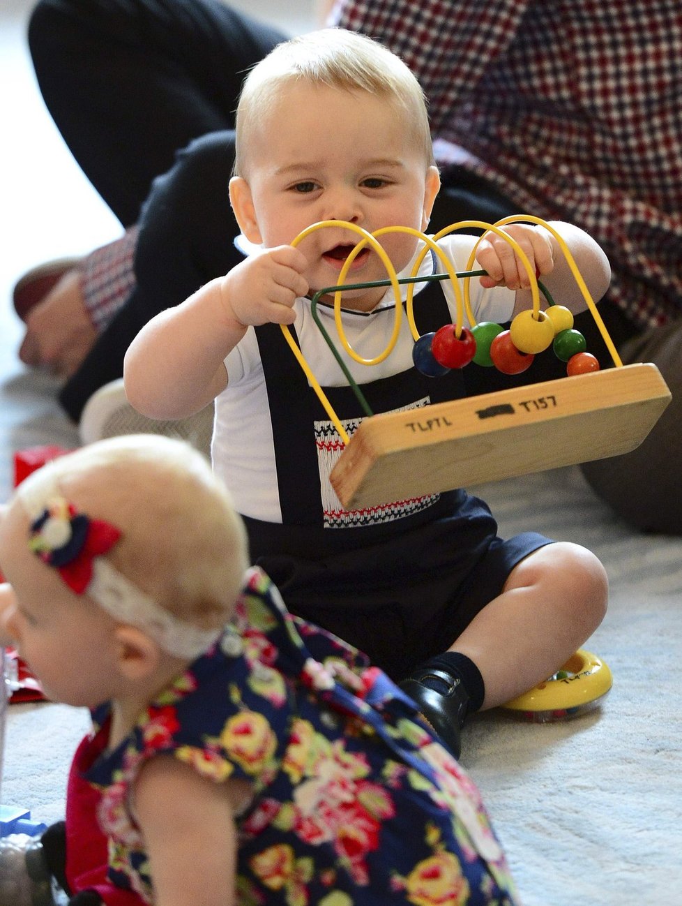 Prince George barevné kuličky na drátku velice zaujaly. Dokonce je musel i ochutnat.