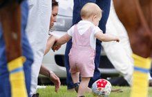 Maličký princ George jako fotbalista: Proč je ale v růžovém?