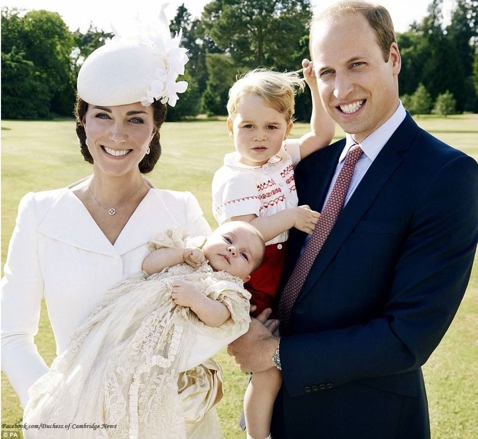 Oficiální fotografie královské rodiny ze křtin princezny Charlotte