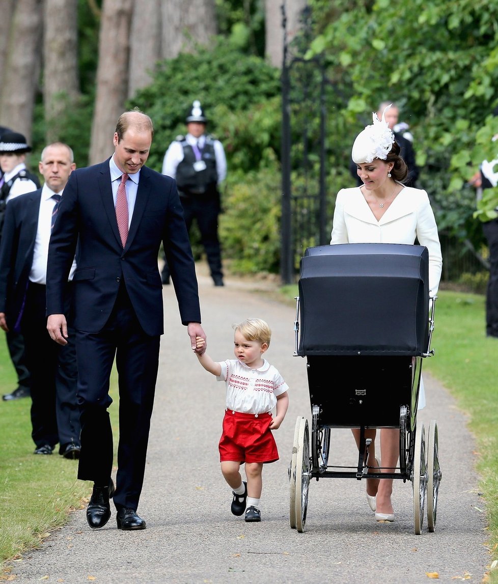 Princ George se při cestě do kostela poslušně držel tatínkovi ruky. 