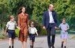 Princ William a vévodkyně Kate vedli své děti poprvé do nové školy.