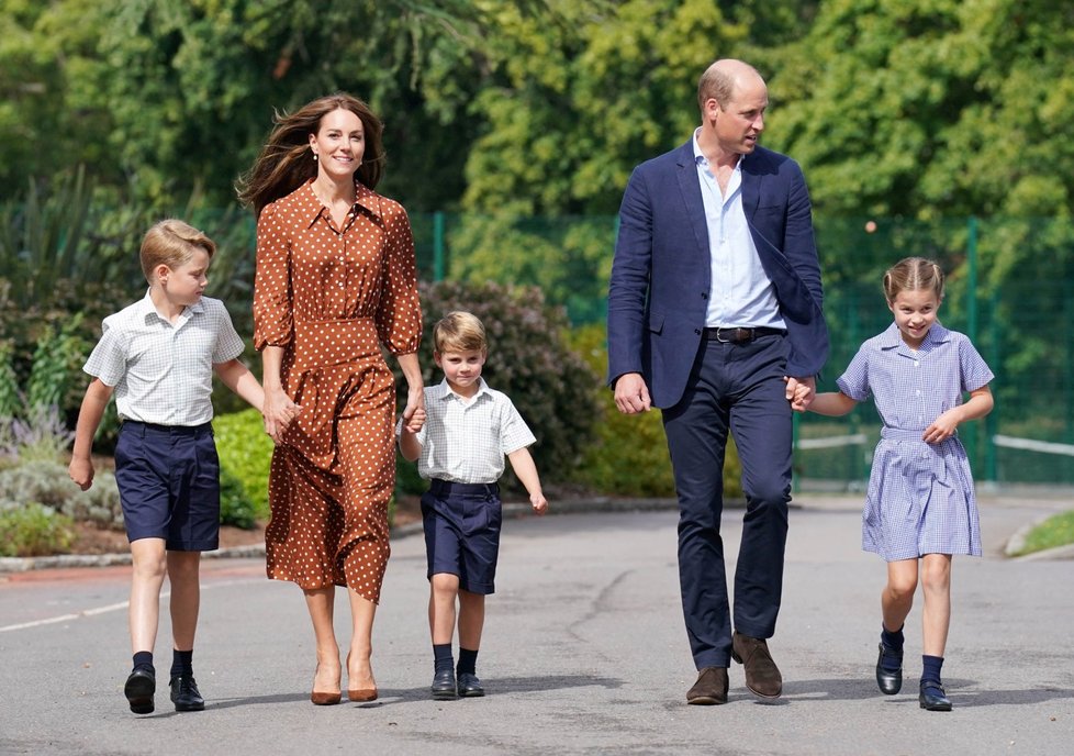 Princ William a vévodkyně Kate vedli své děti poprvé do nové školy.