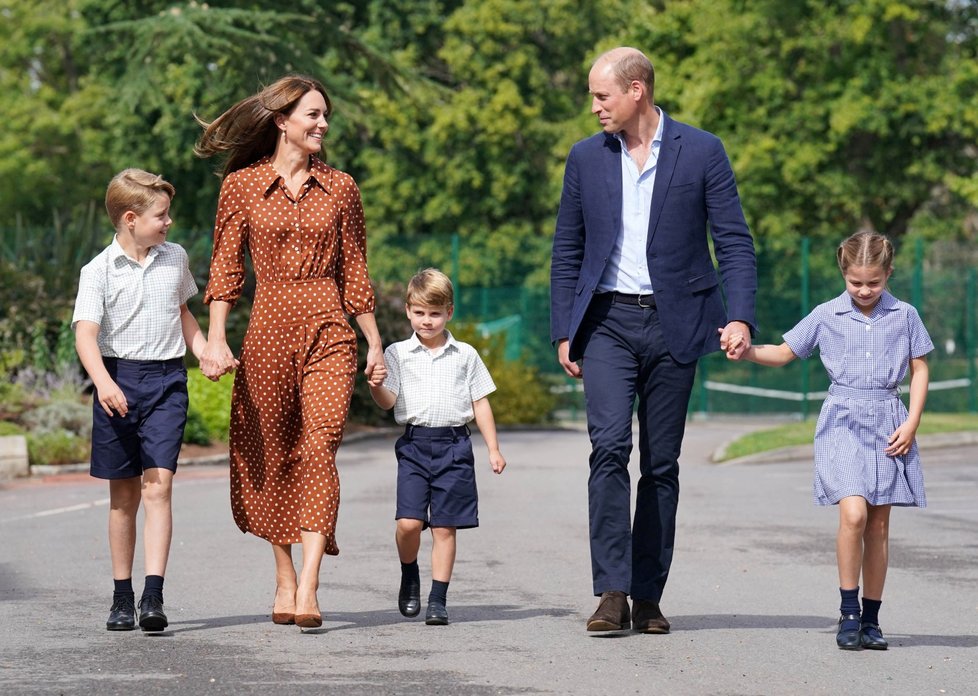 Princ William a vévodkyně Kate vedli své děti poprvé do nové školy