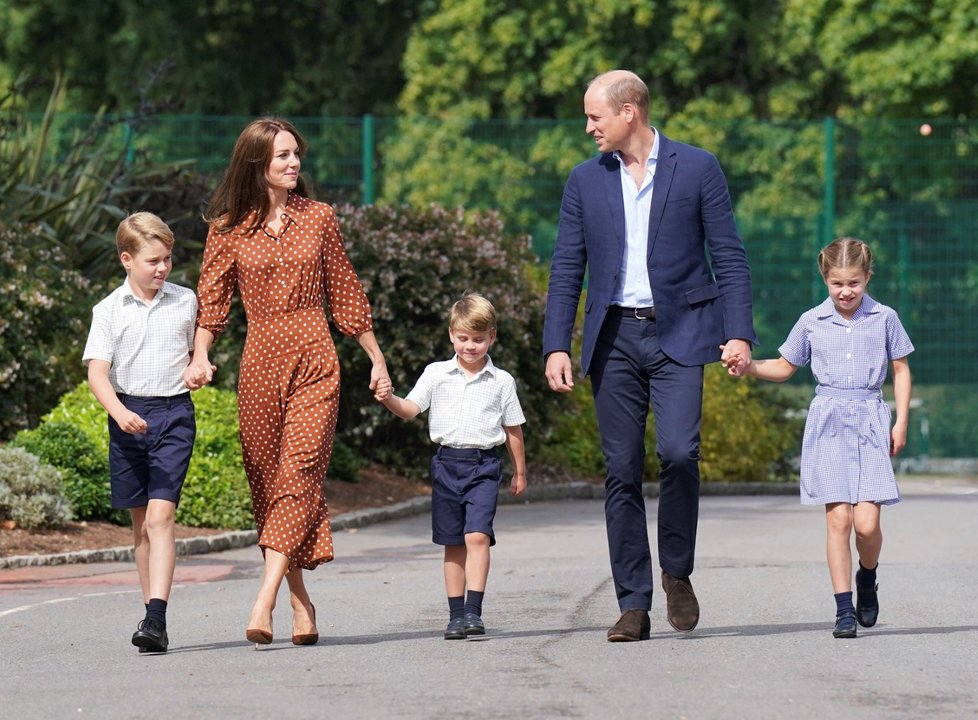 Princ William a vévodkyně Kate vedli své děti poprvé do nové školy.