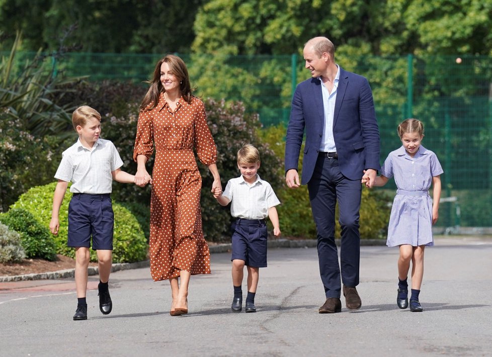 Princ William a vévodkyně Kate vedli své děti poprvé do nové školy.