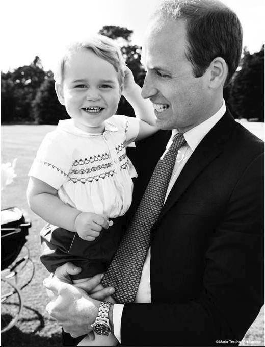 Křest princezny Charlotte: Princ William s princem Georgem, fotografie je pořízena Mariem Testinem, který fotil i Williamovu matku, Dianu.