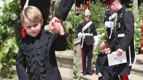 Princ George porušil tradici: Na svatbu strýčka Harryho oblékl kalhoty!
