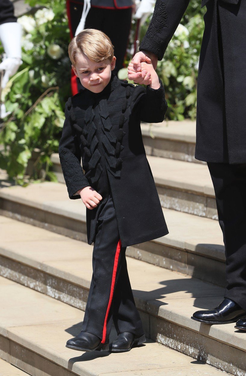 Členové královské rodiny mají zakázáno nosit černé oblečení. Jedinou výjimkou byl vojenský oblek, který princ George oblékl na svatbu svého strýce Harryho.