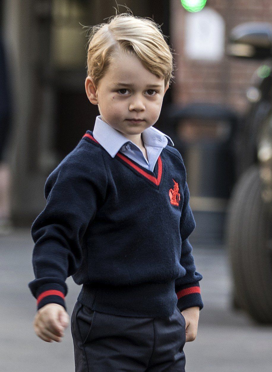 Princ George ve školní uniformě.