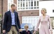 Prince William vede do školy syna George spolu s ředitelkou školy. 