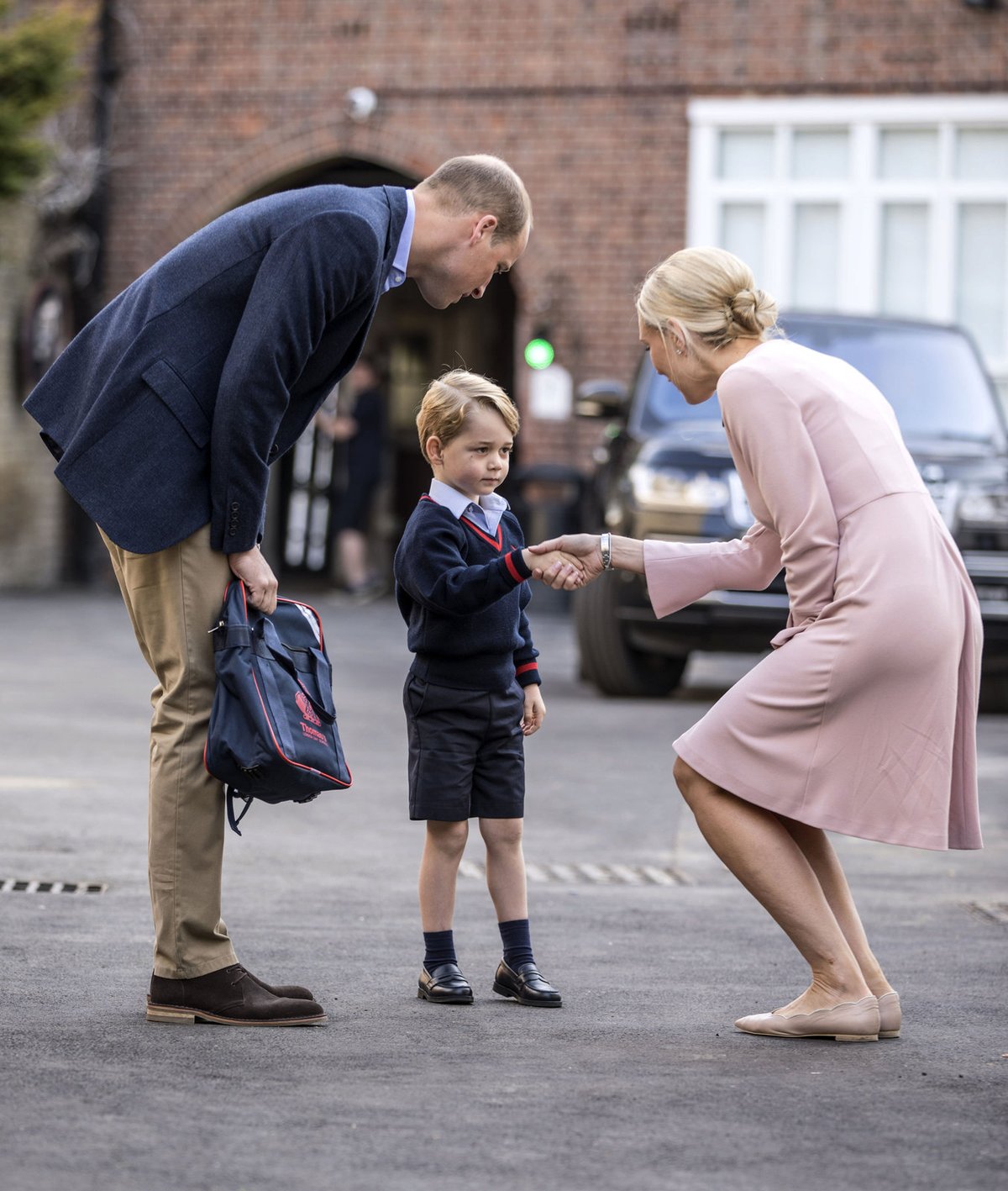 Ředitelka školy vítá prince George.