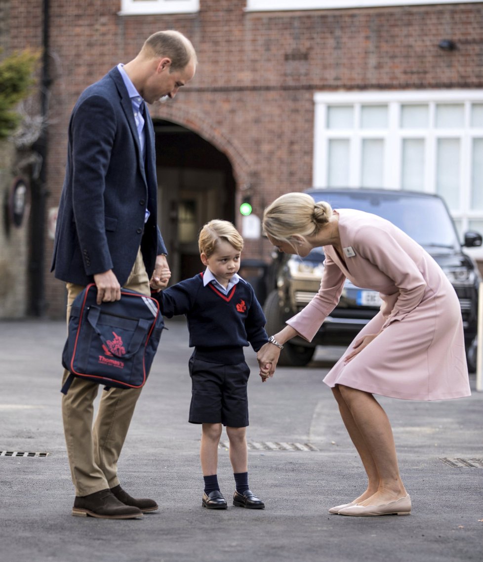 Ředitelka školy vítá prince George.