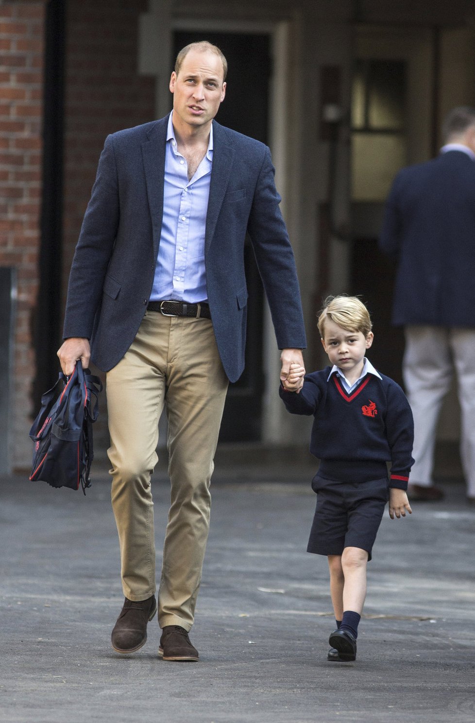Princ William vede poprvé do školy prince George.