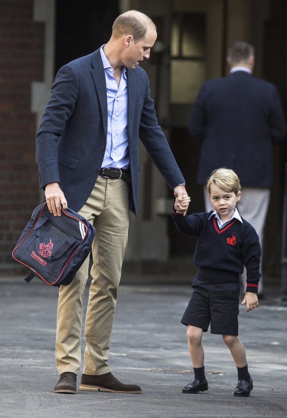 Princ William vede poprvé do školy prince George.
