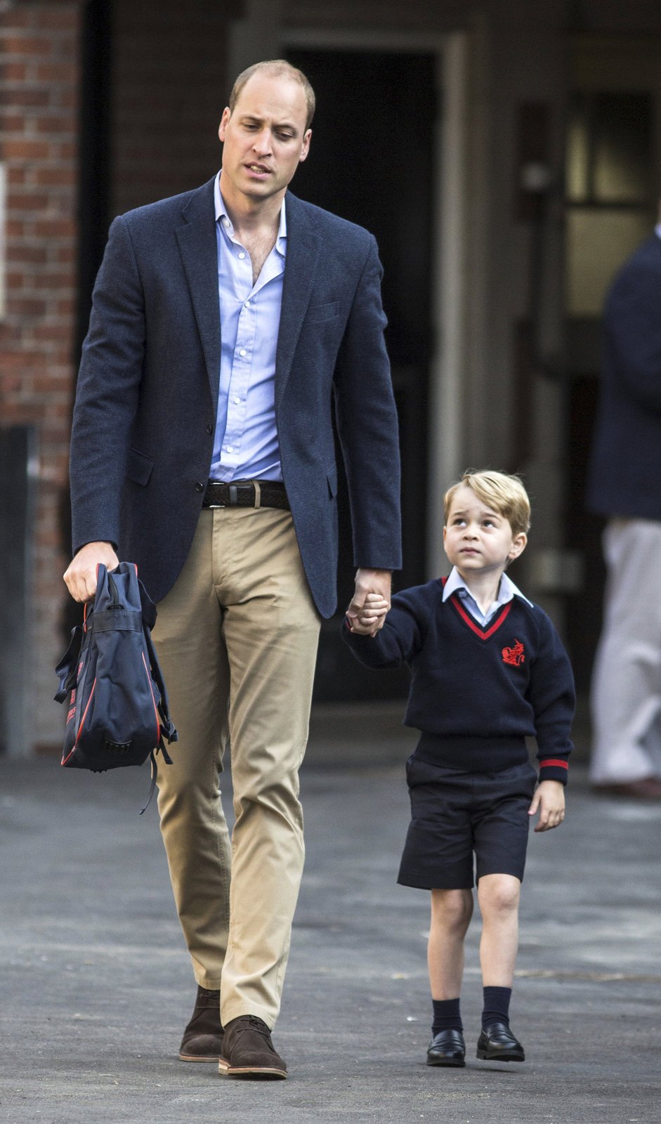 Princ William vedl poprvé do školy prince George.