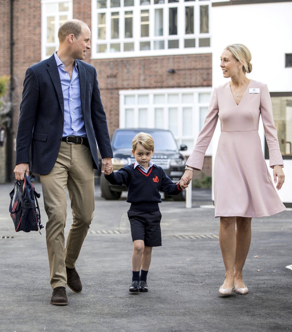 Prince William vede do školy syna George spolu s ředitelkou školy.