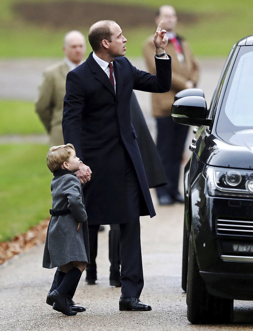 Princ George s otcem na cestě z kostela
