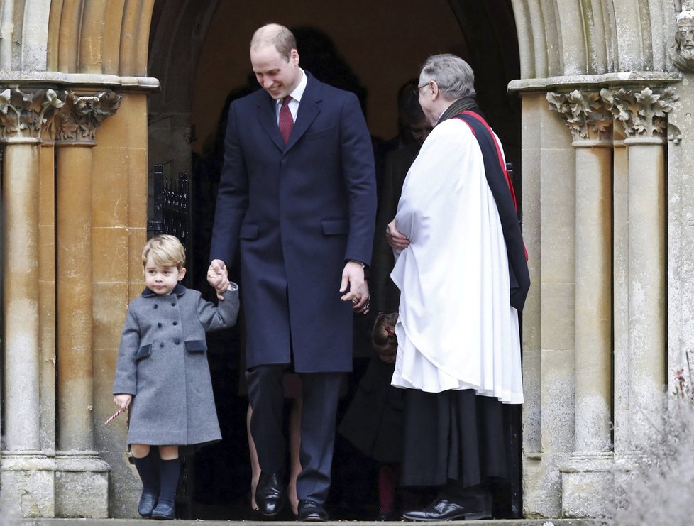 Princ George s otcem na cestě z kostela