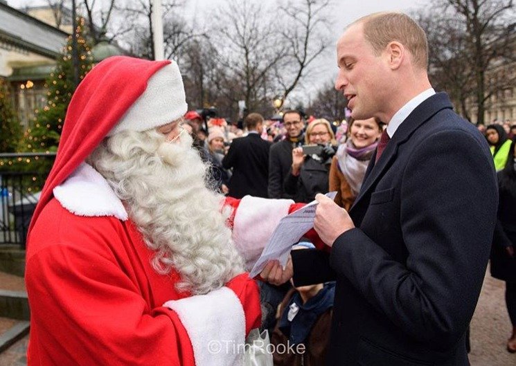 Princ George svoje vánoční přání napsal, jeho otec William jej přímo ve Finsku předal Santa Clausovi