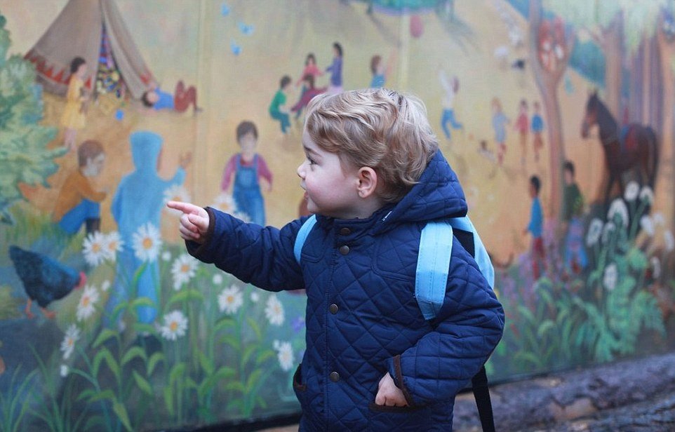 Princ George na první cestě do školky v lednu 2016.
