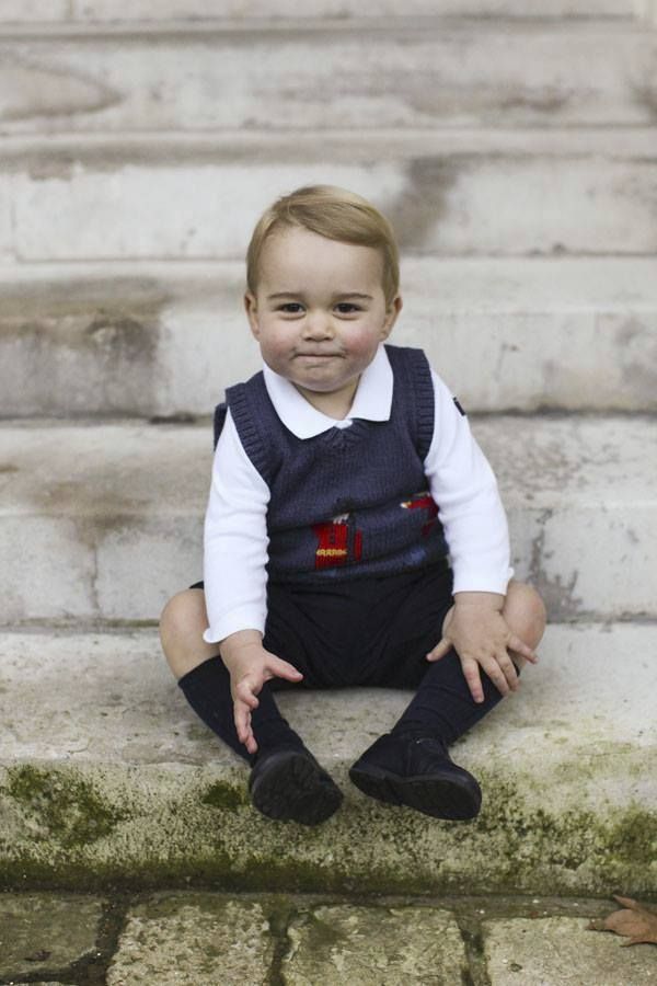 Princ George (17m) na schodech do Kensingtonského paláce.