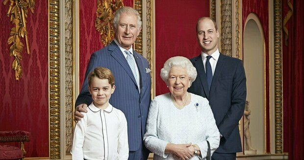 Královna Alžběta II. se svými následníky - tehdy ještě princem Charlesem, jeho prvorozeným synem princem Williamem a jeho prvorozeným synem Georgem