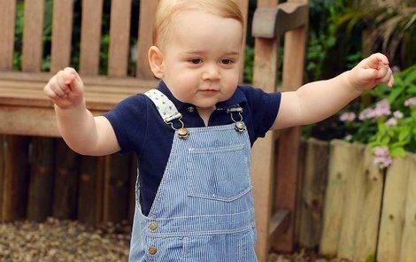 Prince George si předchází celá královská rodina