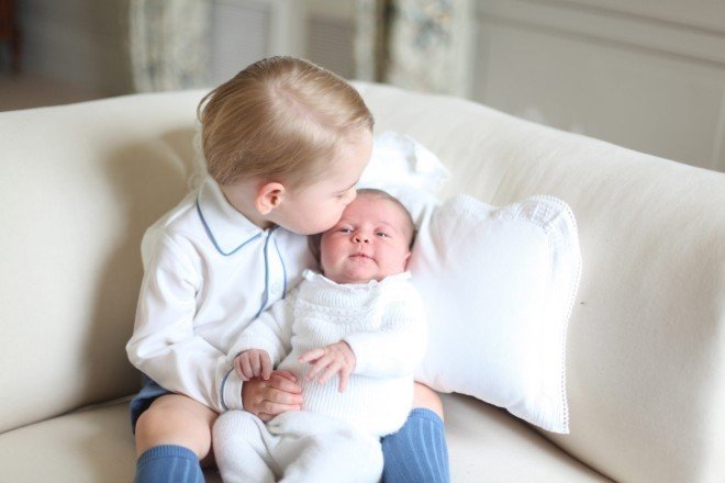 Princ George se  sestřičkou