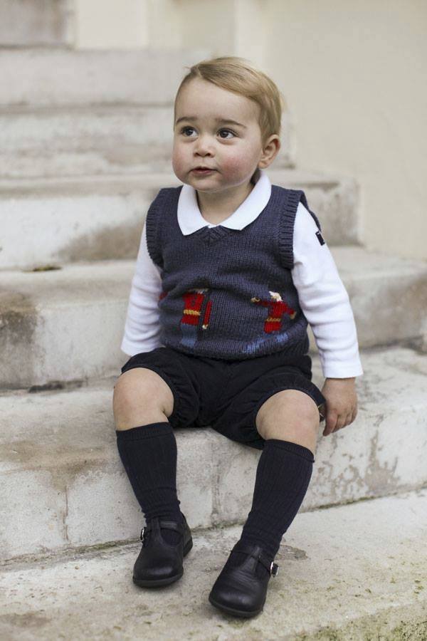 Princ George (17m) na schodec do Kensingtonského paláce.