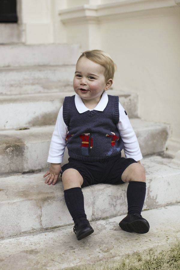 Princ George (17m) na schodec do Kensingtonského paláce.