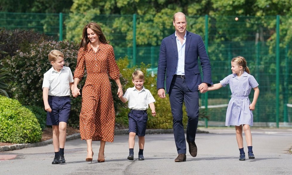 Kate a William vedou své tři potomky první školní den do nové školy