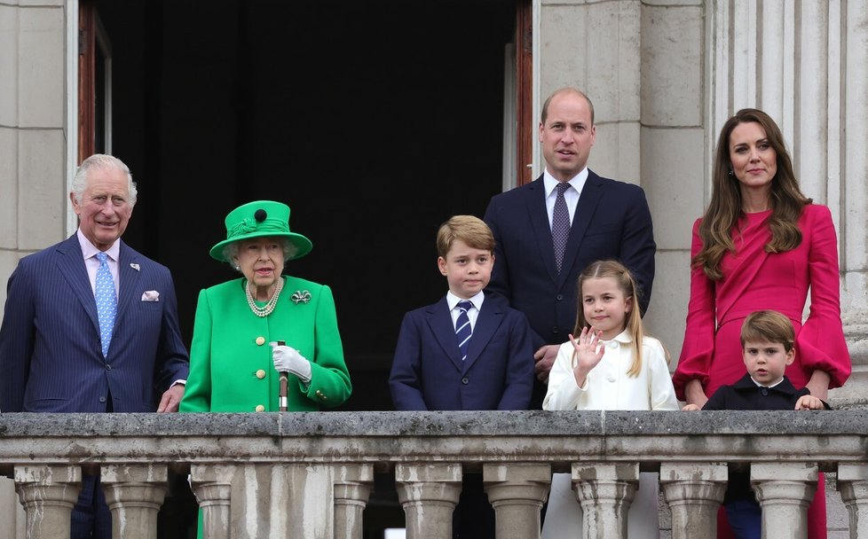 Jedna z posledních fotek na balkóně Buckinghamského paláce  s královnou Alžbětou