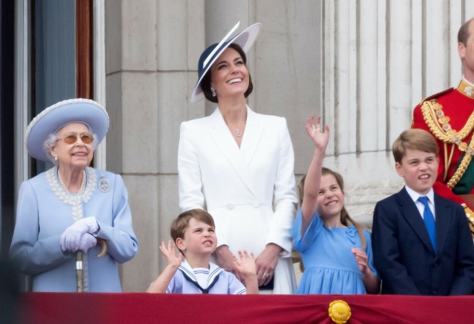 Kate s potomky a královnou na balkóně Buckinghamského paláce