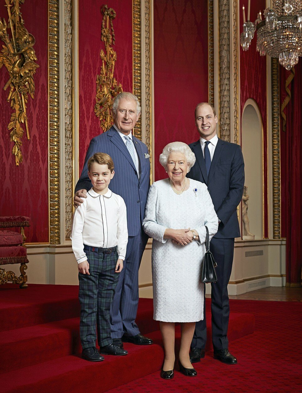 Královna Alžběta II. se svými následníky - tehdy ještě princem Charlesem, jeho prvorozeným synem princem Williamem a jeho prvorozeným synem Georgem