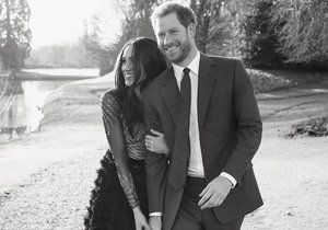Princ Harry (33) a Meghan Markle (36) nafotili oficiální zásnubní fotky. Tohle je jedna z nich!