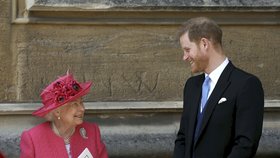 Princ Harry poklábosil s babičkou Alžbětou.