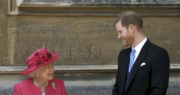 Princ Harry poklábosil s babičkou Alžbětou.