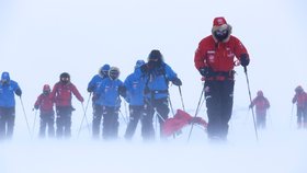 Podmínky na Jižním pólu jsou nepříznivé. Silný vítr a hluboké mrazy.